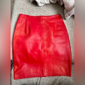 Red leather vintage mini skirt 1980s waist is 26”